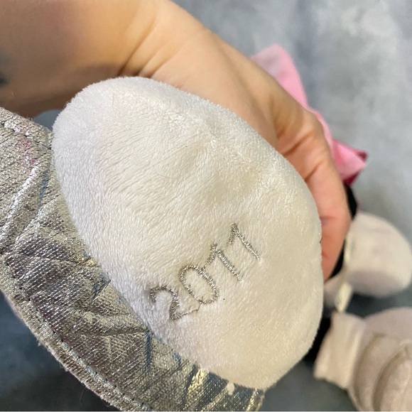 Disney Store Exclusive Minnie Mouse Winter Ice Skating Plush Toy 2011 Retired - Picture 4 of 9